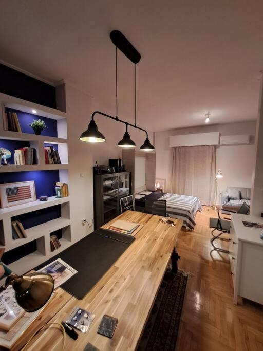 Chic Comfort: Where Cozy Meets Professional Athens Exterior photo